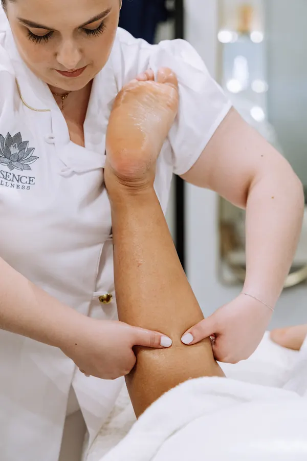 Drenagem linfática manual no braço, Essence Wellness Gaia