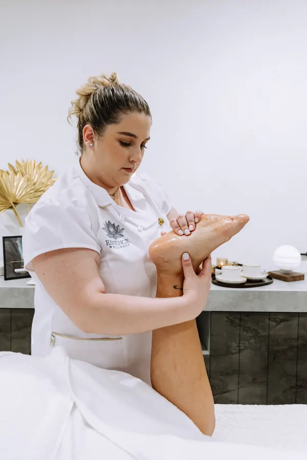 Terapeuta a realizar drenagem linfática em Vila Nova de Gaia