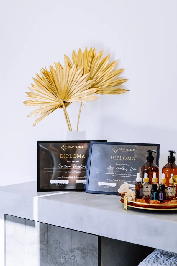 Certificações das terapeutas da Essence Wellness Gaia