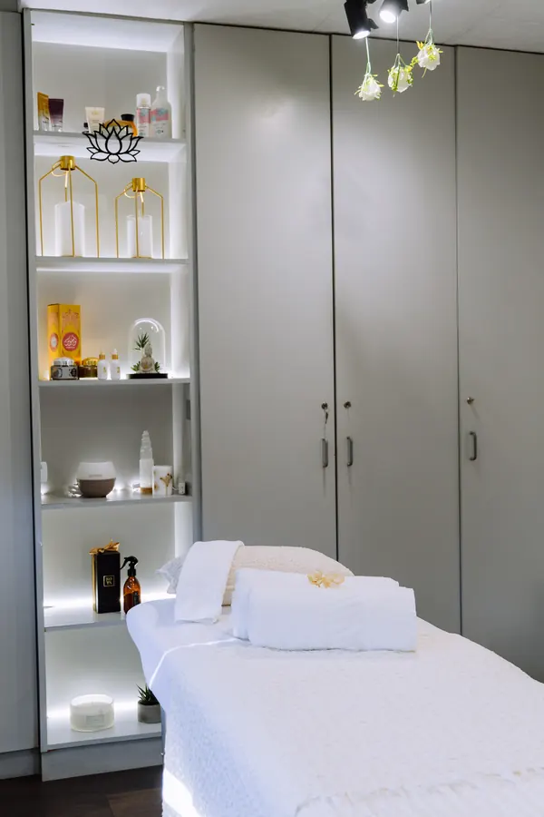 Marquesa preparada para massagem na Essence Wellness Gaia