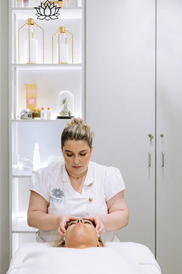 Massagem de cabeça e pescoço na Essence Wellness Gaia