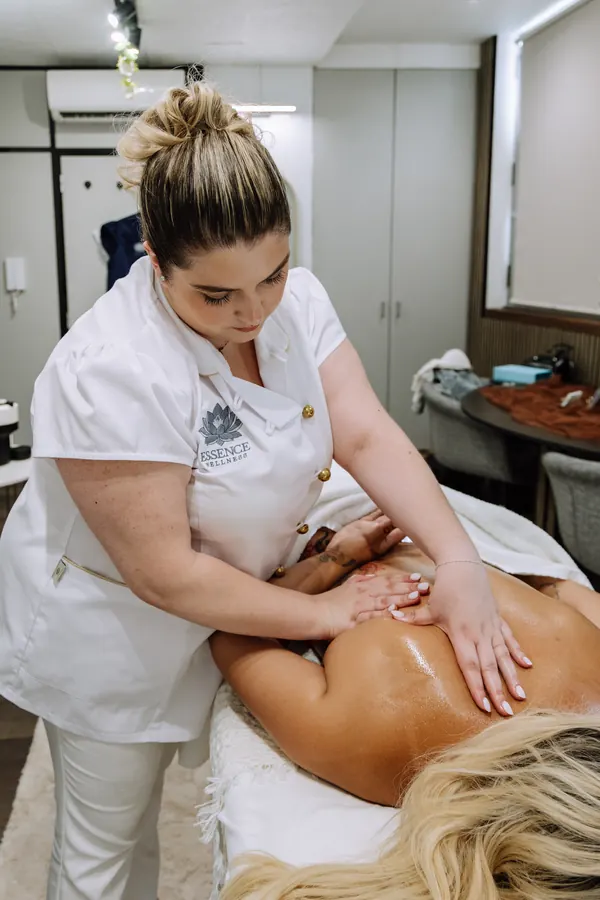 Massagem de relaxamento nas costas na Essence Wellness, Vila Nova de Gaia