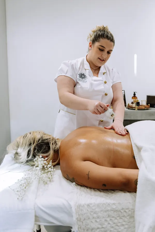 Terapeuta a realizar massagem de relaxamento em Vila Nova de Gaia